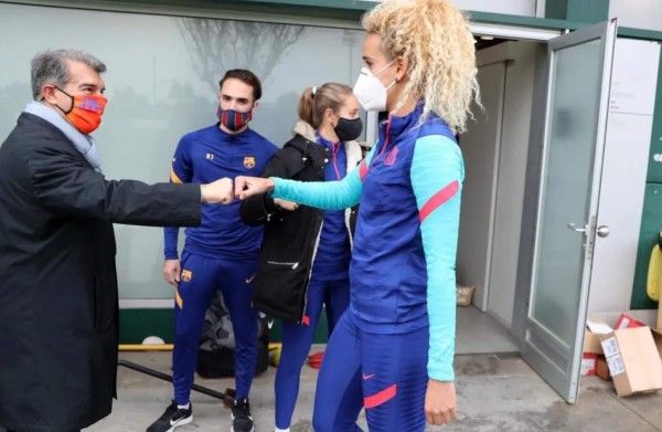 Íntima charla a los jugadores y paseo con Koeman: Así fue la visita de Laporta a la plantilla