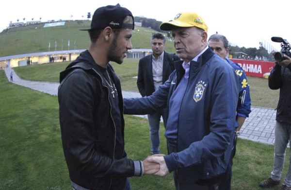 Neymar visitó a sus compañeros la concentración de Brasil.