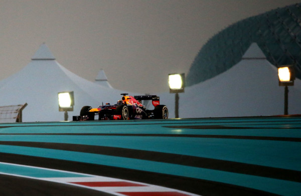 Vettel estrenó su título mundial con un aplastante triunfo.