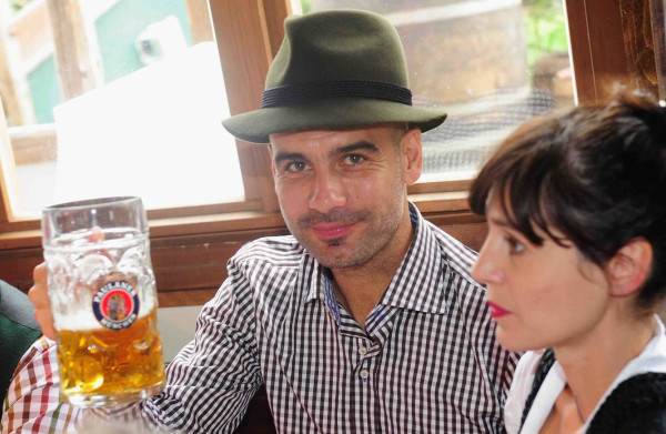 Guardiola aprovechó la ocasión para celebrar con las enormes jarras de Cerveza.