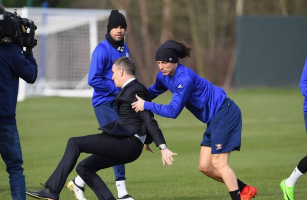 VIDEO: David Luiz le juega tremenda broma al reportero del Chelsea en plena presentación
