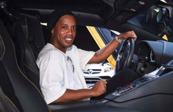 ¡De lujo! Los impresionantes autos que se ha comprado Ronaldinho en su carrera