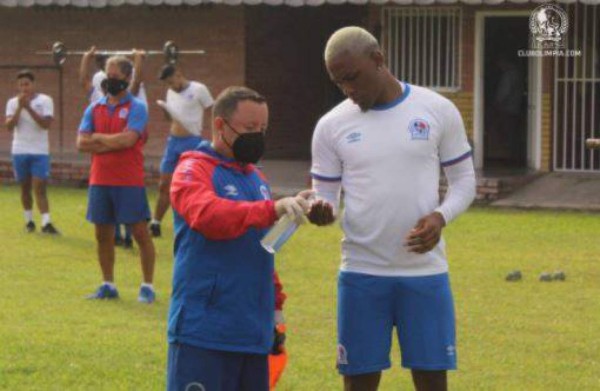 Con nuevo 'look' de Deiby Flores y estrictas medidas de bioseguridad: Las imágenes curiosas del inicio de pretemporada de Olimpia