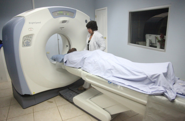 John Bodden es atendido en un centro asistencial de La Ceiba