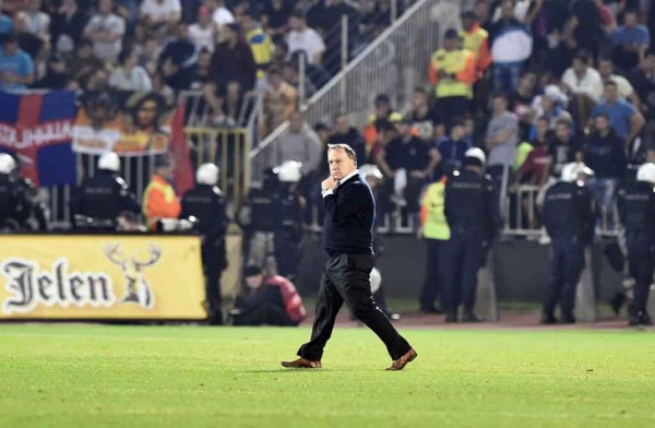 Incidentes y caos en el encuentro entre Serbia-Albania