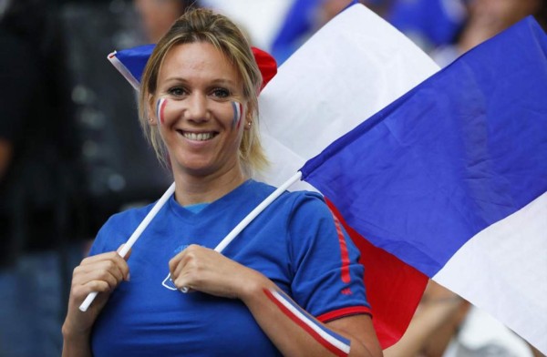 Bellas y ardientes albanesas calentaron la Eurocopa en el juego ante Francia