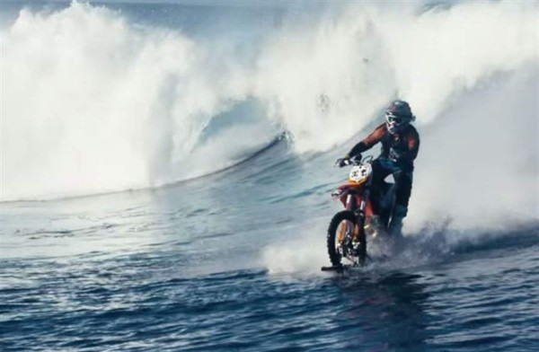 El australiano Robbie Maddison surfea colosales olas en motocicleta