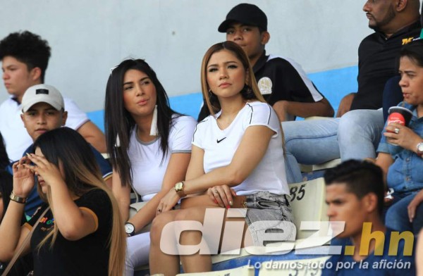 ¿Quién es la rubia? Las hermosas chicas que le dieron el color al clásico Olimpia-Motagua