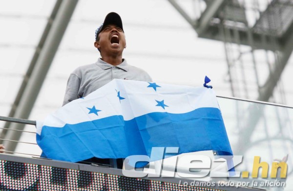 ¡Una fiesta! Lindo ambiente y bellas chicas para el Honduras-El Salvador por la Copa Oro