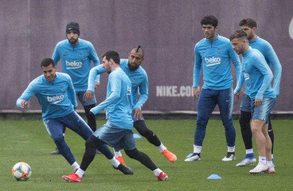 El gesto de Messi, la broma de Piqué y la soledad de Cillessen: Así fue el último entrenamiento del Barcelona