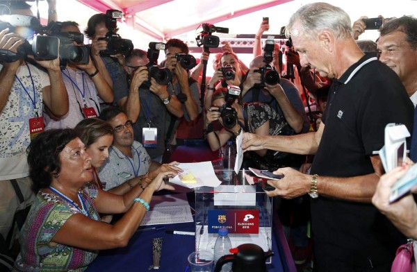 Jugadores y socios participan en elección presidencial del Barcelona