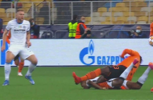 Así fue la escalofriante lesión de Lassina Traoré en la Champions; sufrimiento y lágrimas de dolor