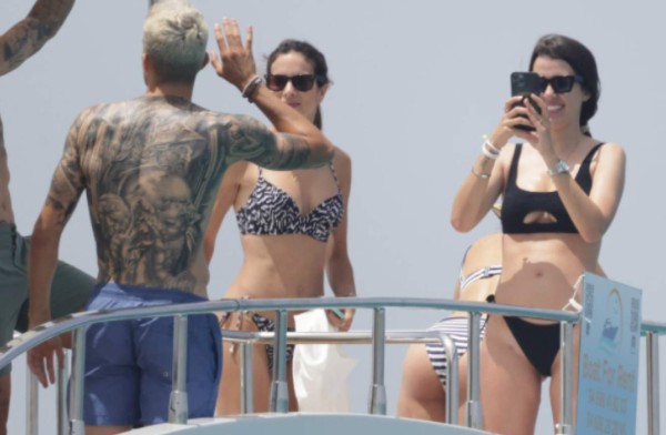 Exfutbolista del Barcelona derrocha pasión con su preciosa esposa en Ibiza y sorprende con enorme tatuaje
