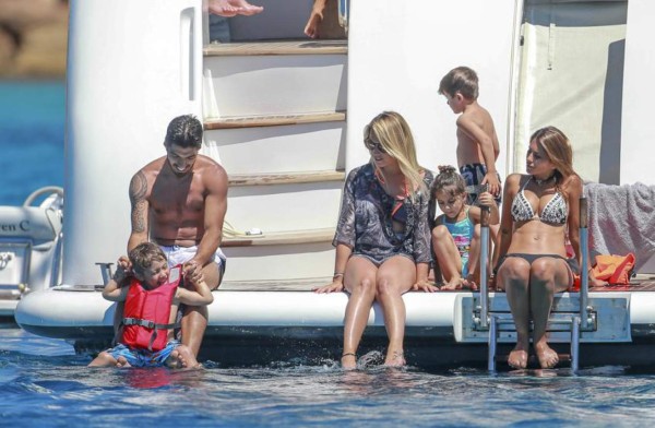 Las espectaculares vacaciones de Messi, Fábregas y Suárez con sus bellas mujeres