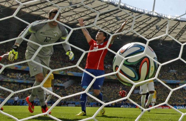 Brasil eliminó a Chile en los penales y pasó a cuartos.