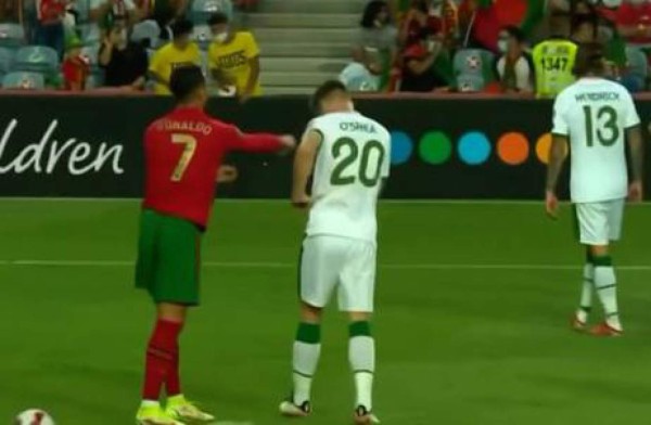 Cristiano Ronaldo suelta puñetazo a su rival y así festejó tras convertirse en el histórico goleador de selecciones