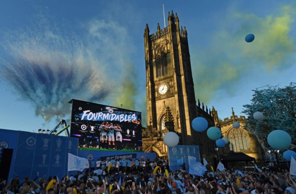 ¡La locura del Manchester City tras conquistar todo en el fútbol inglés!