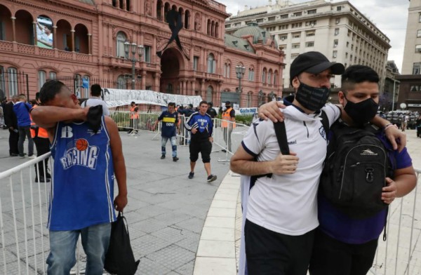 Desgarrador y todos llorando: Así le dieron el último adiós a Diego Maradona en Argentina&nbsp;&nbsp;