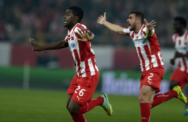 Olympiacos gana 2-0 y deja en coma al Manchester United