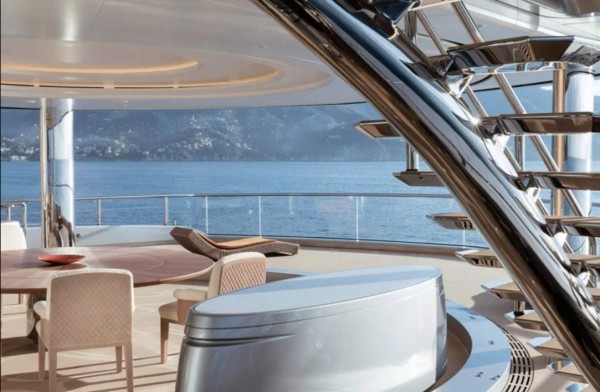 De 127 millones de euros y con cancha de tenis: El lujoso yate que tiene el dueño del Tottenham