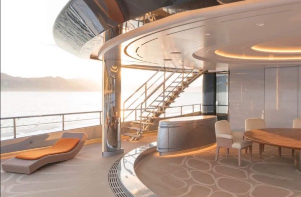 De 127 millones de euros y con cancha de tenis: El lujoso yate que tiene el dueño del Tottenham