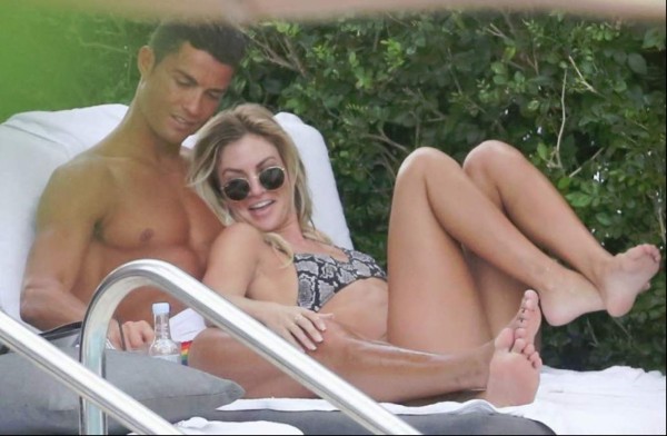 Captan a Cristiano Ronaldo en Miami Beach, con la espectacular rubia Cassandre Davis