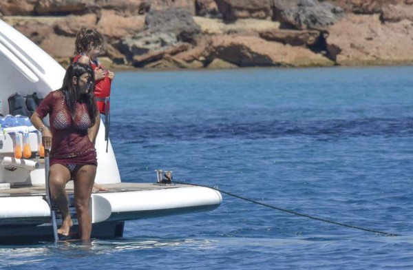 Las espectaculares vacaciones de Messi, Fábregas y Suárez con sus bellas mujeres