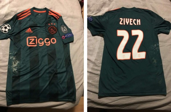 FOTOS: El triste final de la camisa que un jugador del Ajax le regaló a un niño