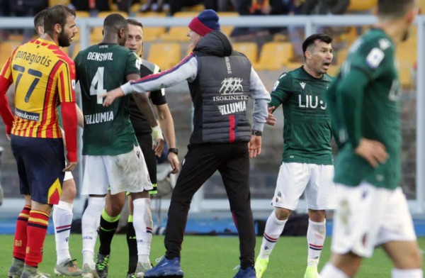 Gary Medel se pelea con su entrenador Sinisa Mihajlovic en pleno partido en Italia