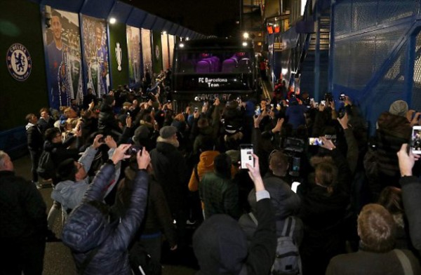 EN FOTOS: La locura de Messi en Stamford Bridge y el saludo a Conte