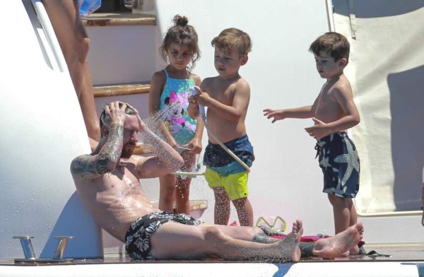 Las espectaculares vacaciones de Messi, Fábregas y Suárez con sus bellas mujeres