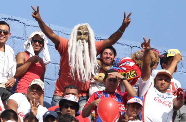Las fotos más curiosas que se vieron en el estadio Nacional en la gran final