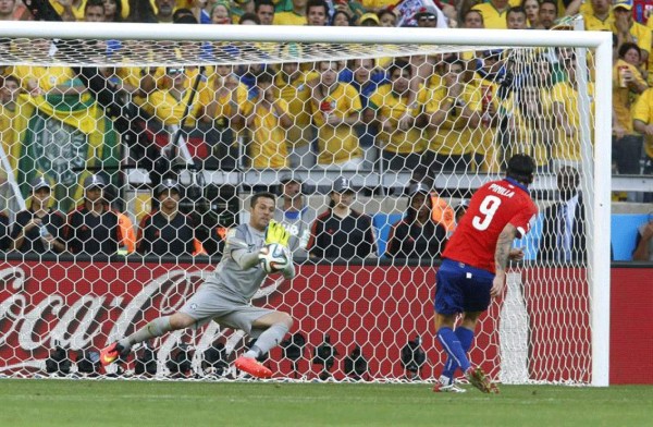 Brasil eliminó a Chile en los penales y pasó a cuartos.