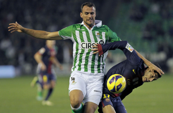 Barcelona vence 2-1 al Betis y Messi hace historia