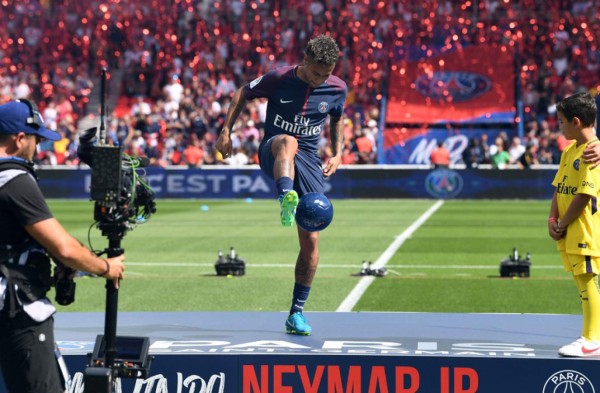 Neymar desata la locura en su presentación en el Parque de los Príncipes