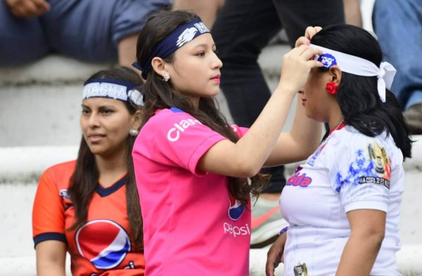Las lindas chicas que robaron suspiros en el clásico Olimpia-Motagua en el Olímpico