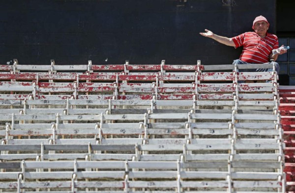 Fotos: La frustración de los hinchas en el Monumental tras la postergación de la final