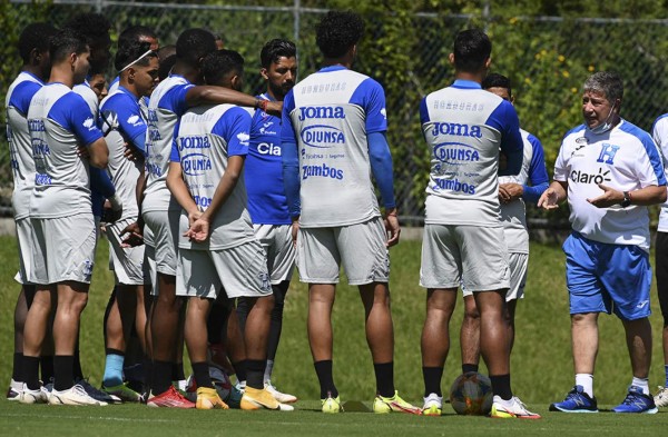 Imperdible: Las íntimas preguntas que Bolillo Gómez le hizo a cada futbolista en su primer entrenamiento con Honduras