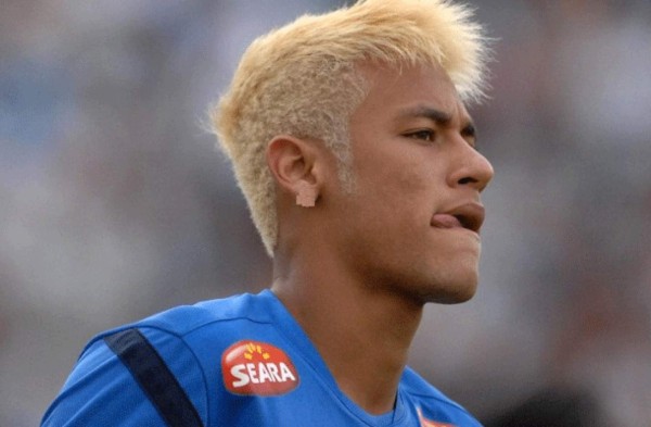 Como Lionel Messi, otros futbolistas por el mundo que sorprendieron al pintarse el pelo