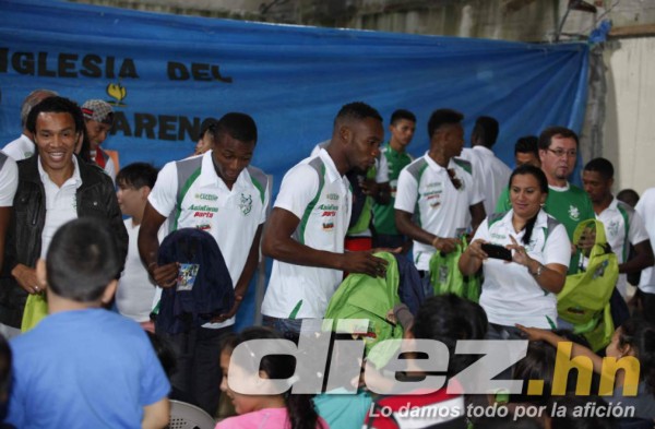 FOTOS: Jugadores del Platense regalan a niños mochilas con útiles escolares