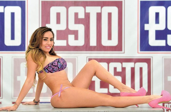 ¡Atención ticos! Nallely Esparza es la bella conductora que apoya con todo al América