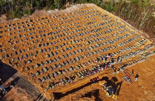 Alarmante: Cementerio colapsa en Manaos y cuerpos son enterados en fosas comunes