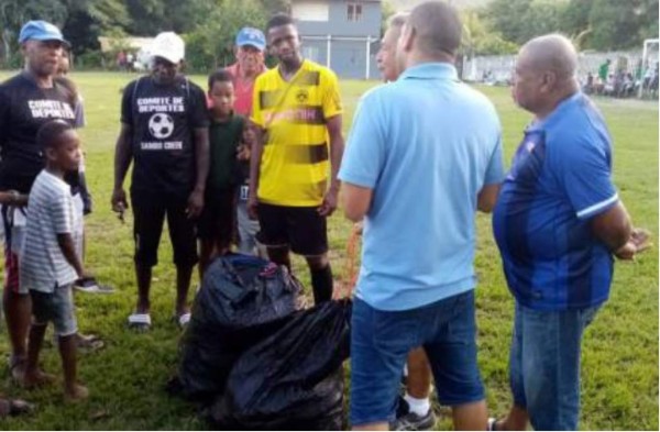 Jugadores y equipos de fútbol que entregaron ayudas en fiestas navideñas