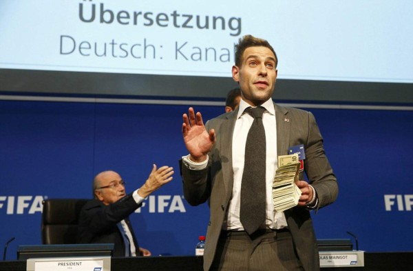 Lo que sucedió luego que comediante humillara a Blatter en conferencia
