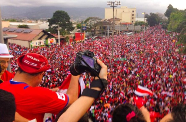 Los ticos pasaron de la tensión al júbilo en otro festejo histórico