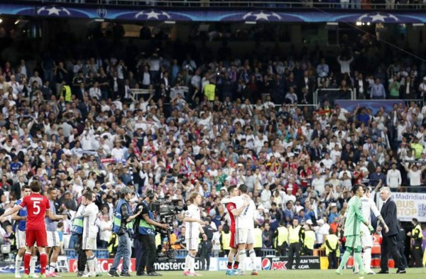 Las imágenes que no se vieron por tv: La bronca de la barra del Bayern en el Bernabéu