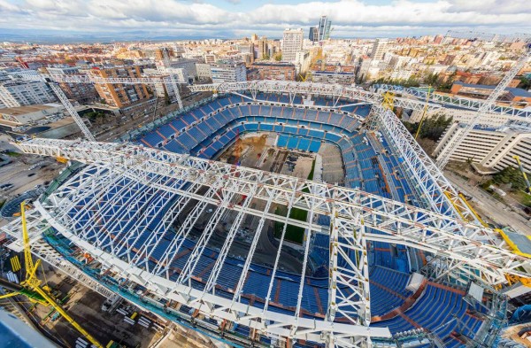 Nuevas imágenes de la transformación histórica del Bernabéu: Instalada la primera megacercha