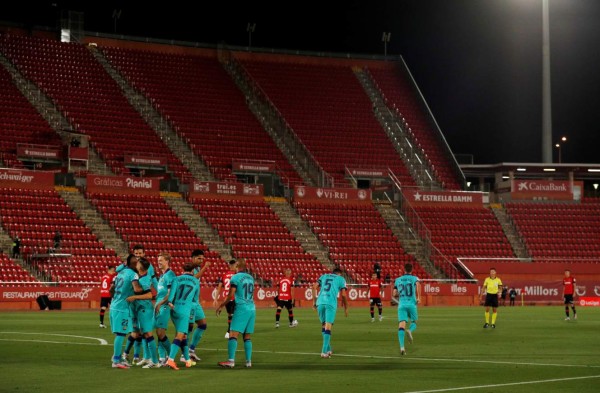 Fotos: Messi estrena peinado en la vuelta de LaLiga... ¡y aficionado se cuela en pleno partido sin mascarilla!