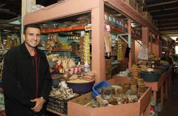 Así es la vida de 'Maco' Mejía alejado de los lujos y en medio de un mercado en Honduras