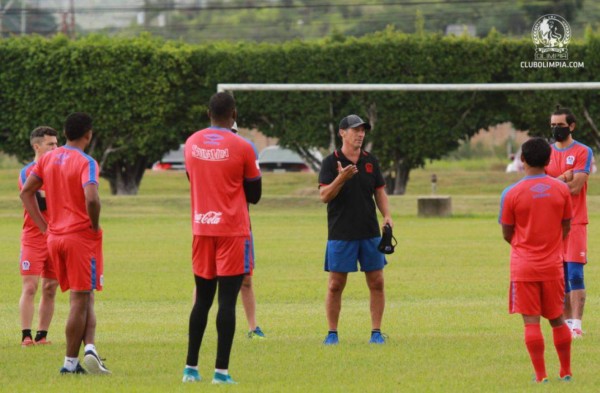 Con nuevo 'look' de Deiby Flores y estrictas medidas de bioseguridad: Las imágenes curiosas del inicio de pretemporada de Olimpia